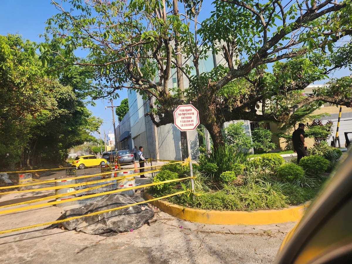 Meeeeee0013's tweet photo. @CAMdeSantaTecla residencial después de el ex club maya y las ramblas cerrada  la calle hacia la pirámide merliot .La han bloqueado  en estos momentos según vigilantes es orden de presidencia interna. no se sabe si son trabajos.cero paso @PNCSV @ddovia #traficosv https://t.co/REUx77kTci