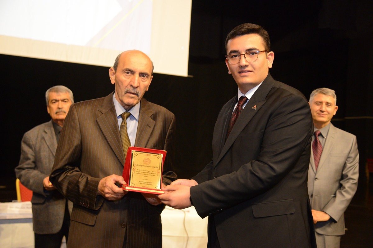 Belediye Başkan Vekilimiz Anıl Naldöken, Kırşehirli hemşehrimiz Prof. Dr. Erol Güngör'ü anma programına katıldı.

İlimizin yetiştirdiği önemli isimlerden biri olan hemşehrimiz, sosyal psikolog Prof. Dr. Erol Güngör’ü saygı ve rahmetle anıyoruz.

#SelahattinEkicioğlu