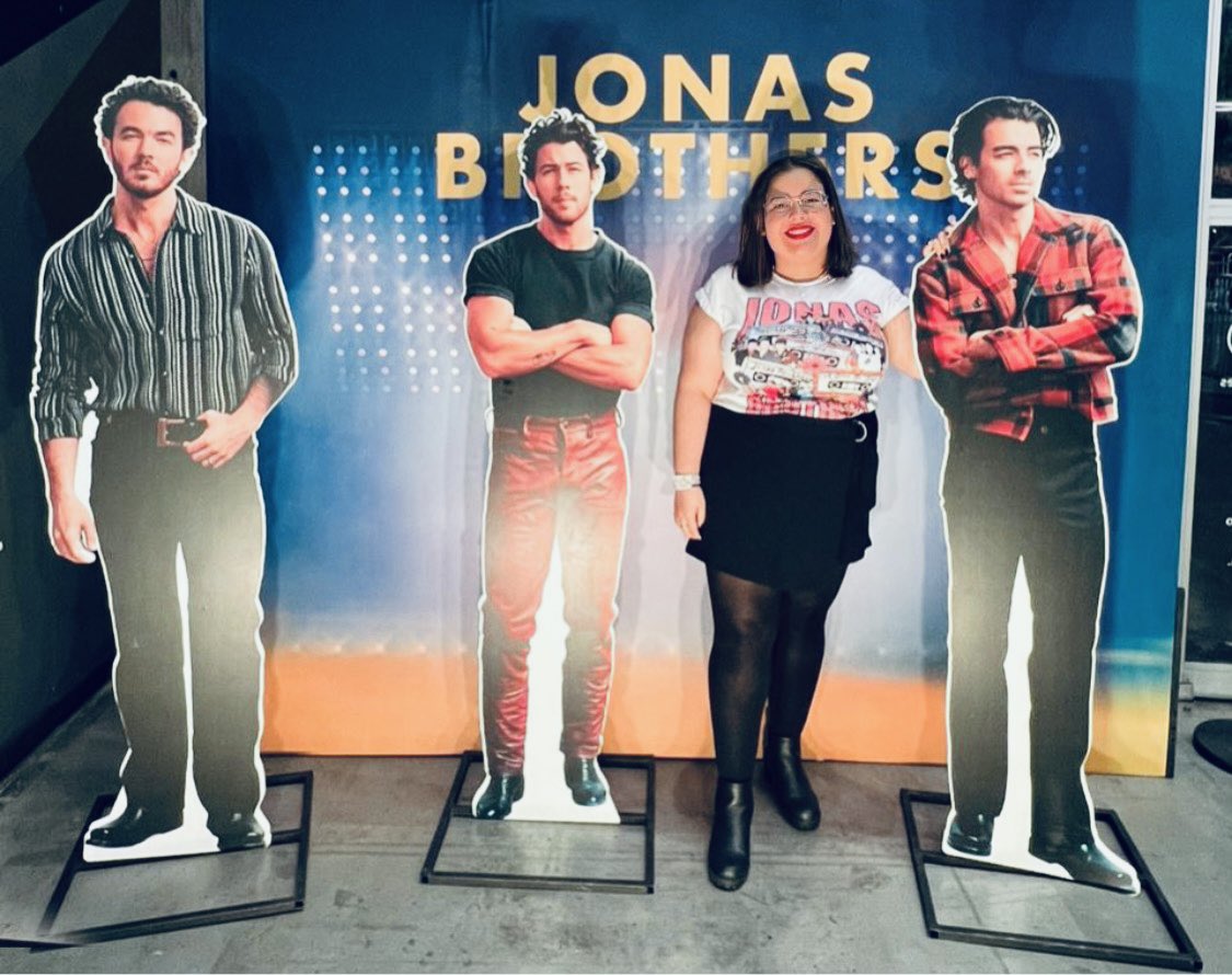 AmberMolina94's tweet photo. Used to pray for a moment just like this❤️🇩🇴 #TheTourColombia @jonasbrothers https://t.co/9k4c7e9zlW