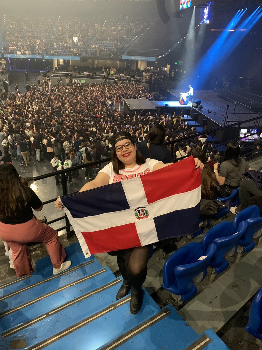 AmberMolina94's tweet photo. Used to pray for a moment just like this❤️🇩🇴 #TheTourColombia @jonasbrothers https://t.co/9k4c7e9zlW