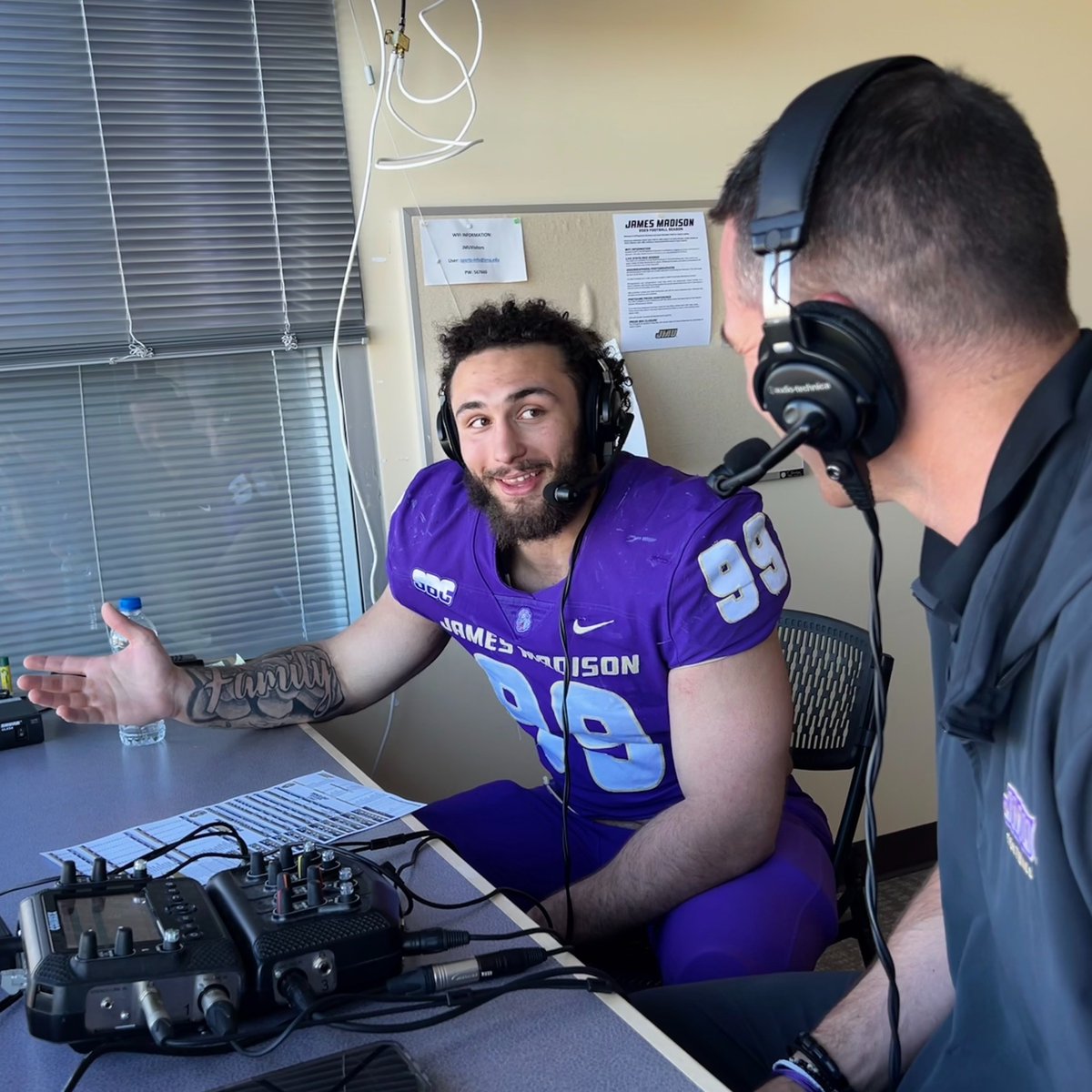 Listen to my postgame conversation with JMU defensive end Eric O'Neill after the spring game on Saturday. 🔊 on.soundcloud.com/pgRBd8rmjDVQb9… @JMUFootball | @ericoneill99