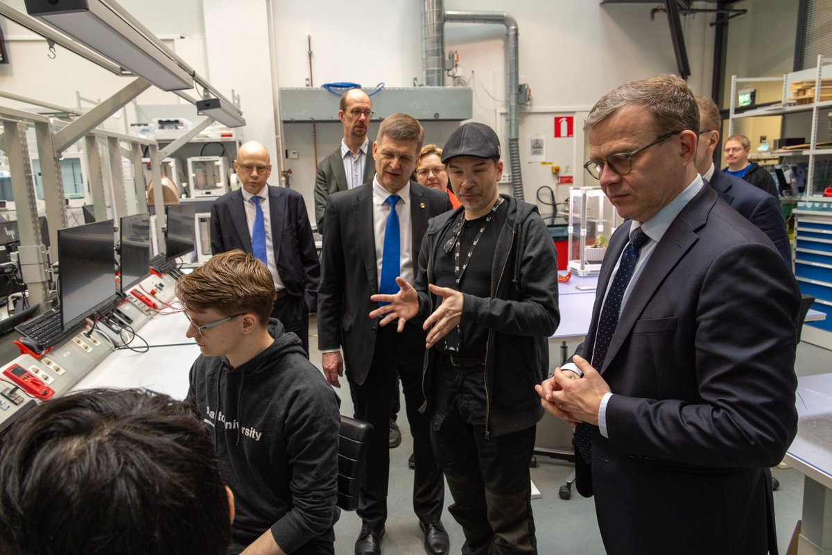 Pääministeri @PetteriOrpo vieraili Otaniemessä tutustumassa tulevaisuuden teknologioihin! Vierailulla esiteltiin yliopiston uutta luovaa tutkimusta, siitä syntyviä innovaatioita ja Vilho Väisälän pajassa opiskelua. #koulutus #tutkimus