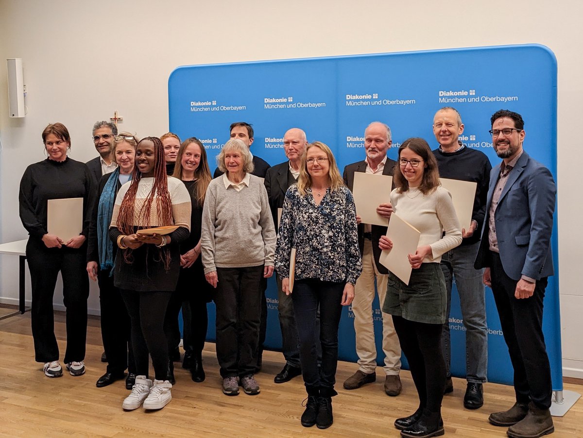 Herzlichen Dank für eurer #Engagement 💙 Gestern wurden zwölf 'München dankt!' Urkunden an Ehrenamtliche überreicht. Sie helfen in Unterkünften für Geflüchtete und im Lighthouse Welcome Center® z. B. als Sprachpat*innen oder in der Hausaufgabenhilfe.