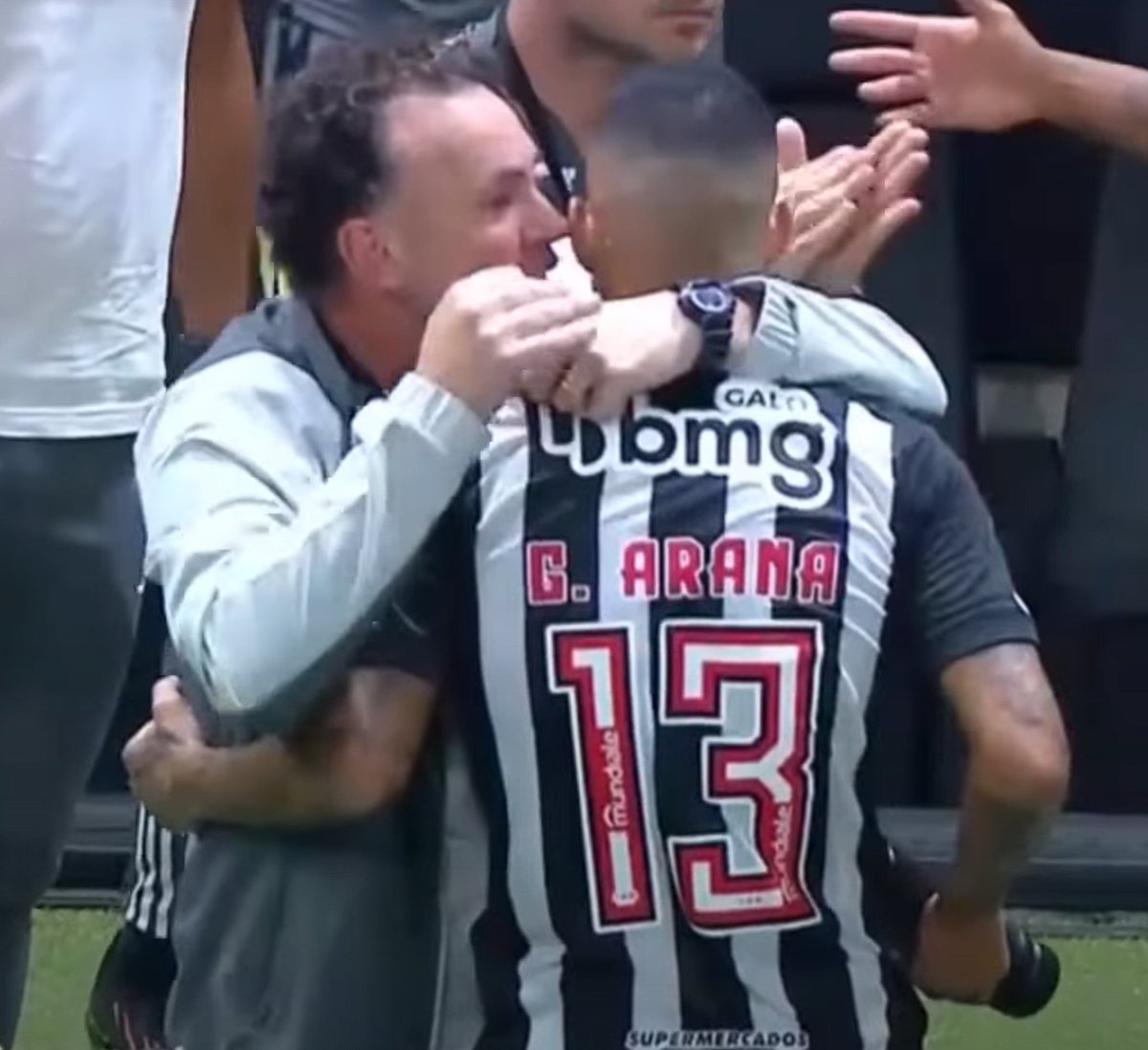faelslim's tweet photo. Depois de 8 latão:
"Cê sabe que eu te amo pra carai, né? Cê é meu irmão. 
Ô Zé, cê pode contar comigo pra tudo nessa vida". https://t.co/lBiKtIX4gX
