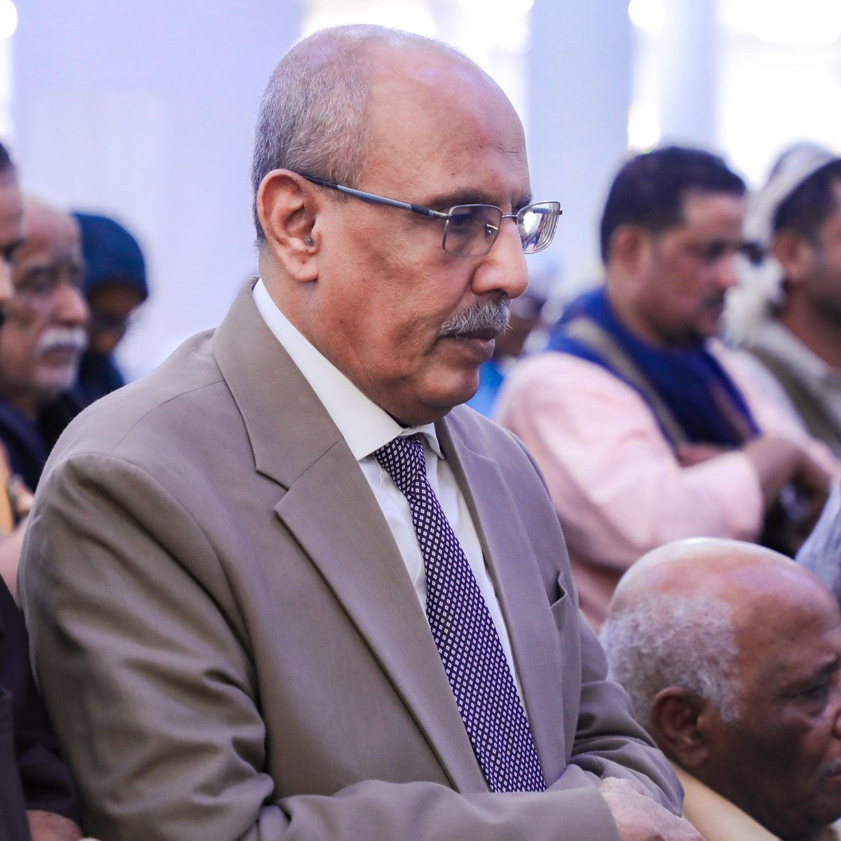 NA_OF_STC's tweet photo. الكثيري يتقدم جموع مشيّعي نجل محافظ محافظة لحج

الأربعاء ٢٤ أبريل ٢٠٢٤

تقدم الأستاذ علي الكثيري القائم بأعمال رئيس المجلس الانتقالي الجنوبي، رئيس الجمعية الوطنية، وعدد من أعضاء هيئة رئاسة المجلس، اليوم الأربعاء جموع مشيّعي جثمان الفقيد شايع أحمد تركي نجل محافظ محافظة لحج اللواء أحمد عبدالله تركي.

وعقب أداء صلاة الجنازة على جثمان الفقيد بجامع الفيوش، قدم الكثيري، بمعية عضوي هيئة رئاسة المجلس المحامي يحيى غالب الشعيبي، والشيخ عبدالرحمن شاهر، ووزير الشؤون الاجتماعية والعمل الدكتور محمد سعيد الزعوري، والمحامي رمزي الشعيبي رئيس اللجنة السياسية بالجمعية الوطنية، ووضاح الحالمي رئيس تنفيذية انتقالي لحج، واجب العزاء لمحافظ محافظة لحج، ناقلاً إليه تعازي الرئيس القائد عيدروس قاسم الزُبيدي رئيس المجلس بهذا المصاب الجلل، سائلاً المولى عز وجل أن يتغمد الفقيد بواسع رحمته وأن يسكنه فسيح جناته، قبل أن ينطلق المشيعون إلى مقبرة ”المدينة الخضراء“، حيث ووري جثمان الفقيد الثرى.

شارك في التشييع الفريق محمود الصبيحي، والفريق فيصل رجب، وعدد من القيادات العسكرية والأمنية الجنوبية، وجمع من غفير من المسؤولين والمواطنين.