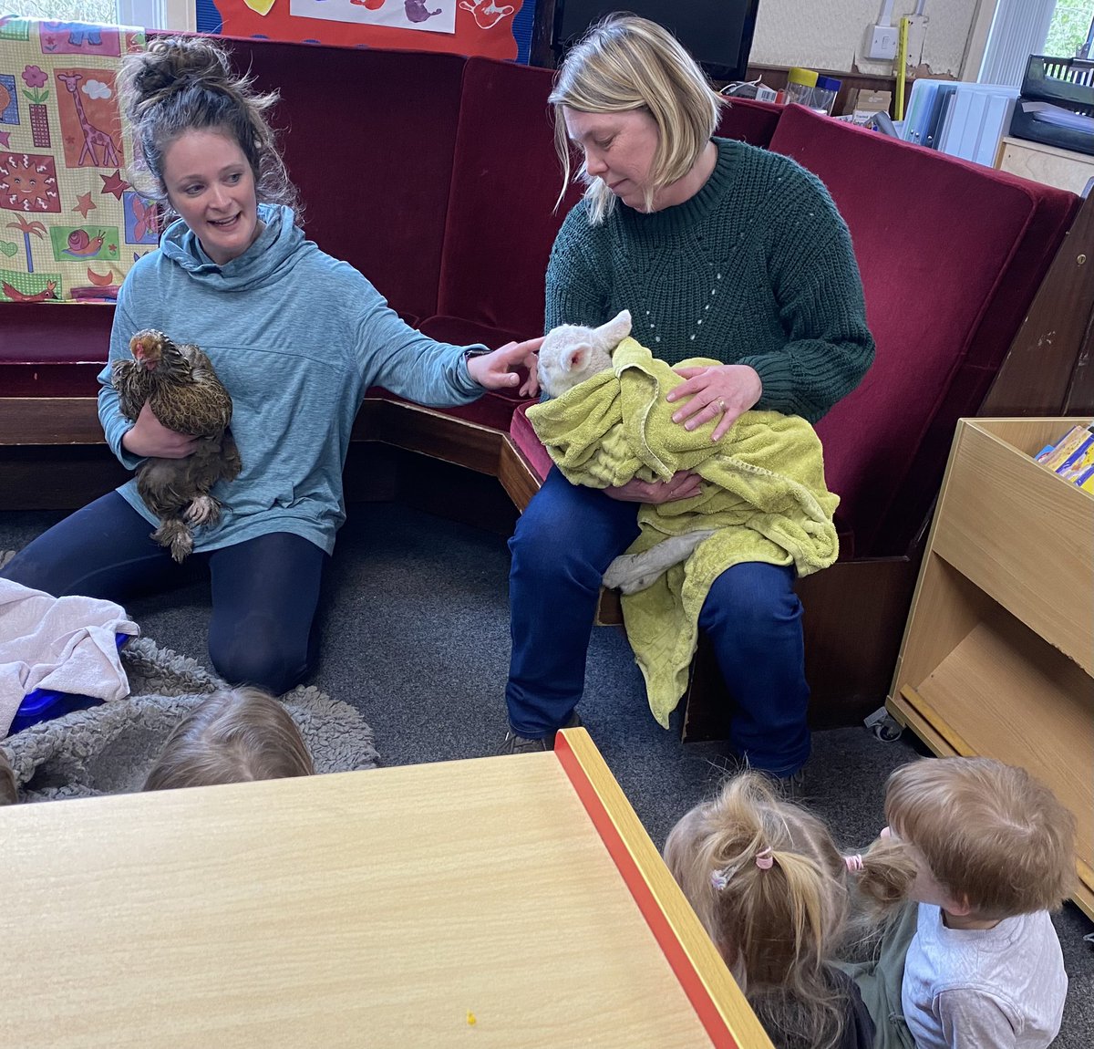 HolmbridgePS's tweet photo. One of our parents very kindly came to visit us this afternoon with some animals from her Farm!
🐔🐥🐑 🐓 
As we’ve said before, these real life experiences really do make all the difference to our Children……..if you’d like to visit to share anything please get in touch! https://t.co/BRUib96Lep