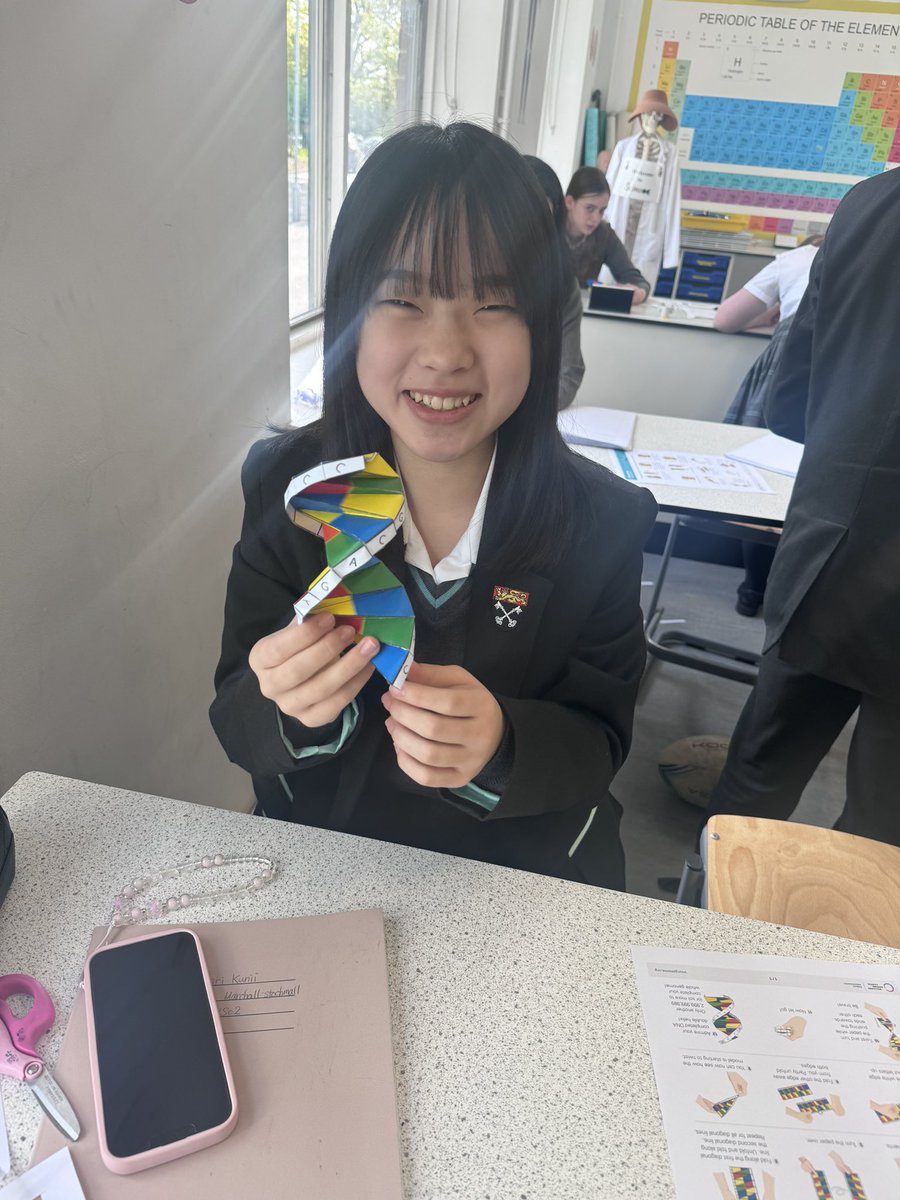 HolyportScience's tweet image. Busy day in Biology: 
- Year 8 are learning about the structure of DNA and made origami DNA 🧬 
- Year 9 are learning about sampling techniques and completed their first ecology practical 🌱 

#practicallearning #secondaryscience