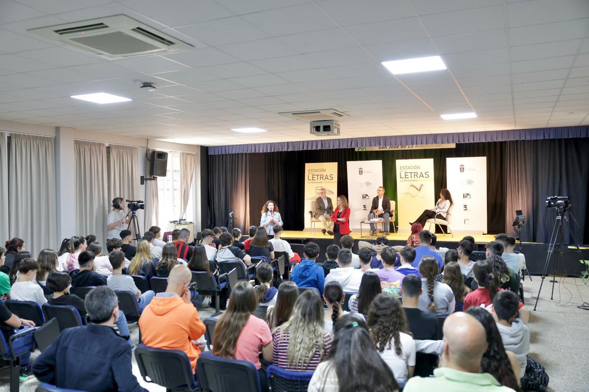 Otra de las novedades de #EstaciónDeLasLetras es #RadiografíaEnElTiempo. Un ciclo de novela histórica que propone un apasionante viaje al pasado para conectar con la juventud. Estimulante tertulia esta mañana con @gutisolis, @nereariesco y @manuroldansal. Seducen con cada palabra