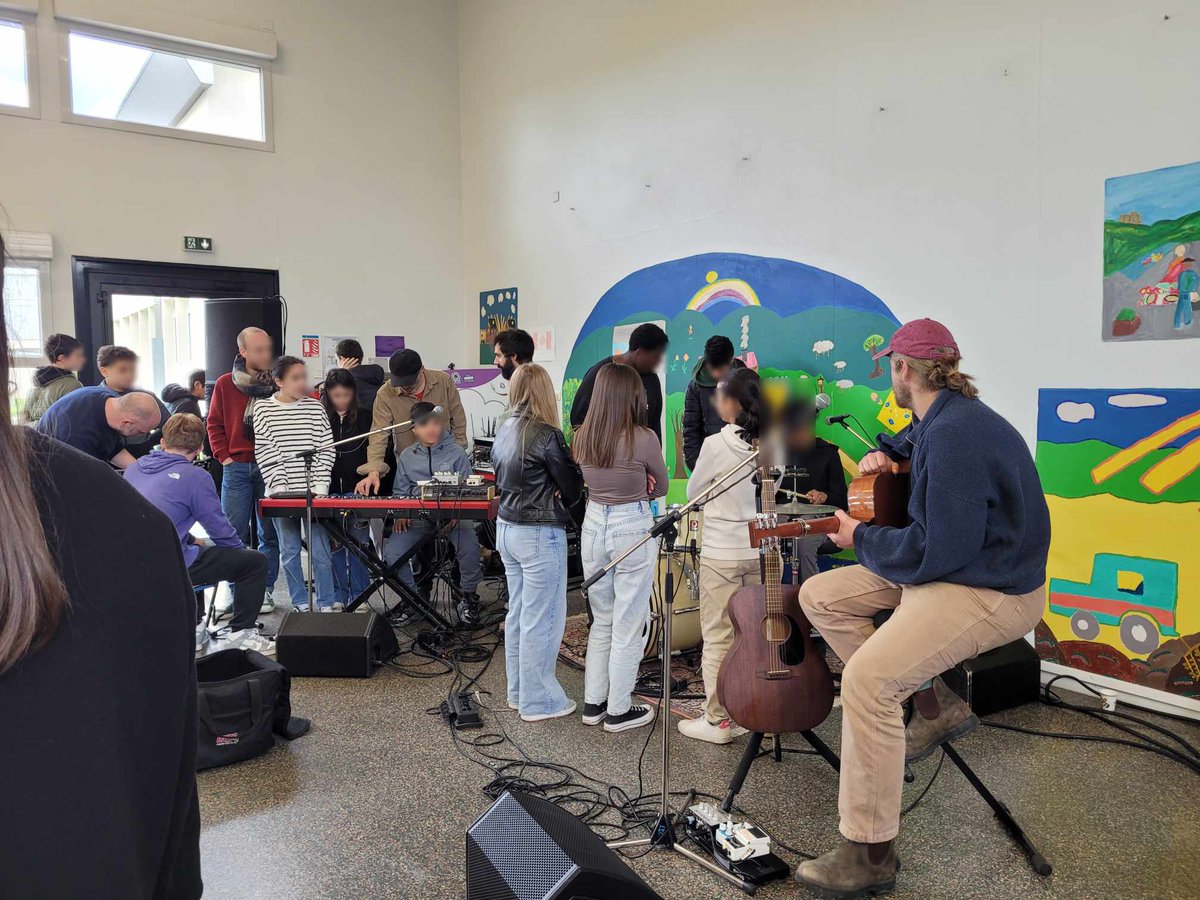 CollegeBaumont's tweet photo. [ #CDDC - parcours d'éducation artistique et culturelle ]

▶️ Le groupe de l'artiste Richard Allen a rencontré les élèves de la 3eF avec un ingénieur du son grâce à l'association "Celebration Days Records". 🎼🎛🎚

Échanges, découverte de l'envers du décor &amp; concert folk 🤗 https://t.co/6l9ySJh7cn