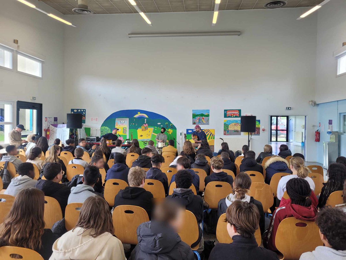 CollegeBaumont's tweet photo. [ #CDDC - parcours d'éducation artistique et culturelle ]

▶️ Le groupe de l'artiste Richard Allen a rencontré les élèves de la 3eF avec un ingénieur du son grâce à l'association "Celebration Days Records". 🎼🎛🎚

Échanges, découverte de l'envers du décor &amp; concert folk 🤗 https://t.co/6l9ySJh7cn