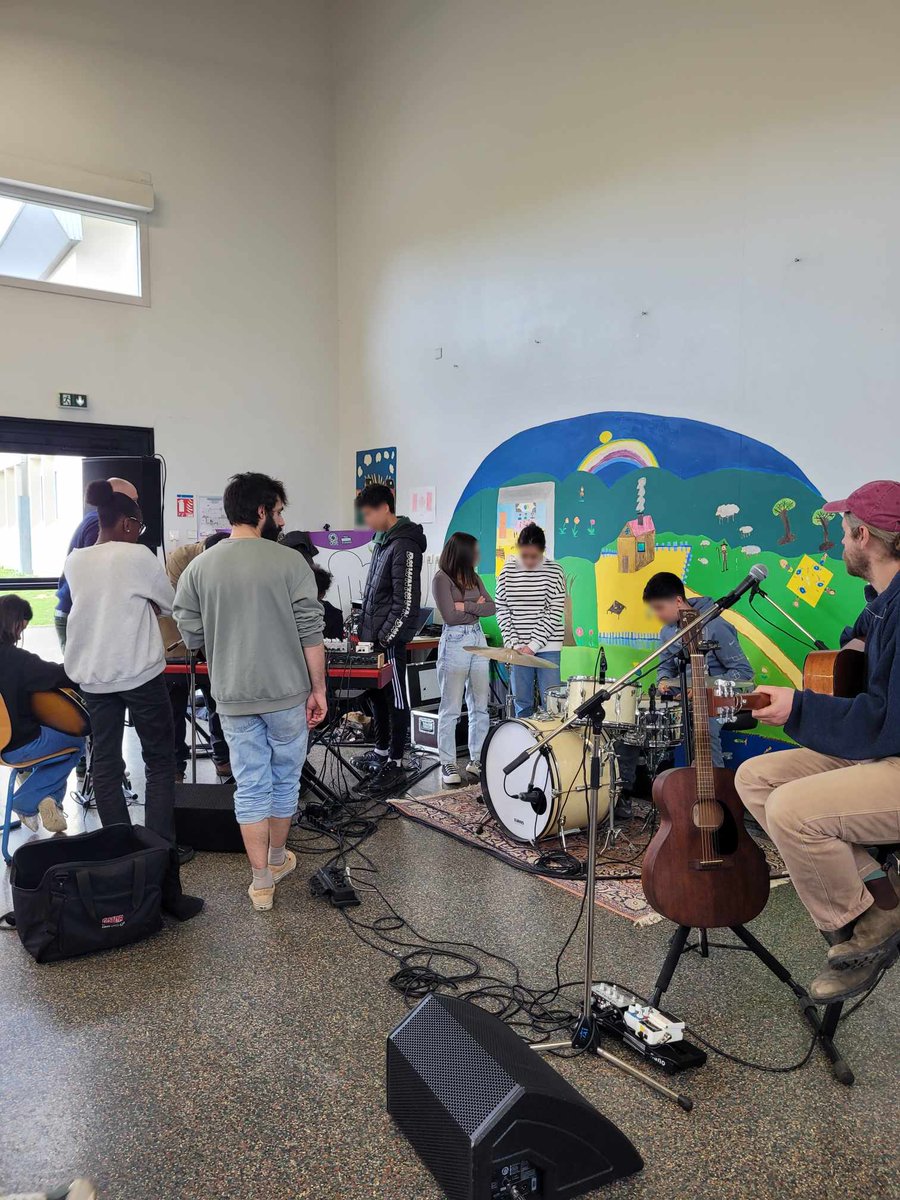 CollegeBaumont's tweet photo. [ #CDDC - parcours d'éducation artistique et culturelle ]

▶️ Le groupe de l'artiste Richard Allen a rencontré les élèves de la 3eF avec un ingénieur du son grâce à l'association "Celebration Days Records". 🎼🎛🎚

Échanges, découverte de l'envers du décor &amp; concert folk 🤗 https://t.co/6l9ySJh7cn