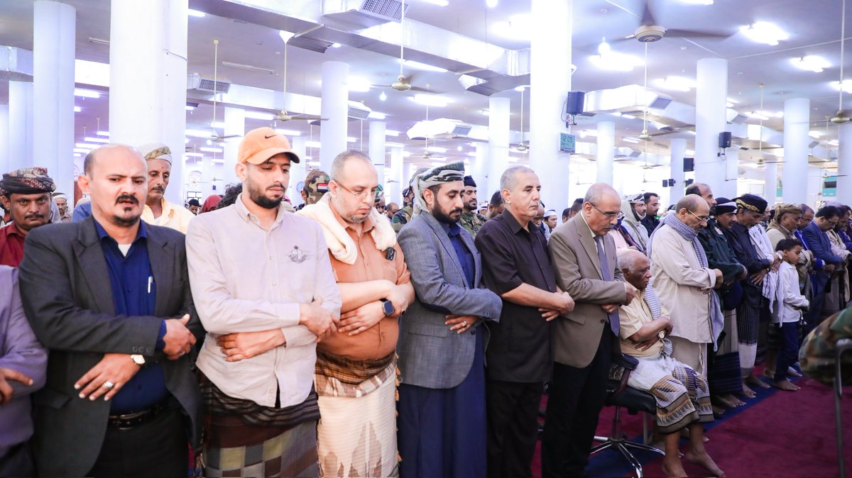 NA_OF_STC's tweet photo. الكثيري يتقدم جموع مشيّعي نجل محافظ محافظة لحج

الأربعاء ٢٤ أبريل ٢٠٢٤

تقدم الأستاذ علي الكثيري القائم بأعمال رئيس المجلس الانتقالي الجنوبي، رئيس الجمعية الوطنية، وعدد من أعضاء هيئة رئاسة المجلس، اليوم الأربعاء جموع مشيّعي جثمان الفقيد شايع أحمد تركي نجل محافظ محافظة لحج اللواء أحمد عبدالله تركي.

وعقب أداء صلاة الجنازة على جثمان الفقيد بجامع الفيوش، قدم الكثيري، بمعية عضوي هيئة رئاسة المجلس المحامي يحيى غالب الشعيبي، والشيخ عبدالرحمن شاهر، ووزير الشؤون الاجتماعية والعمل الدكتور محمد سعيد الزعوري، والمحامي رمزي الشعيبي رئيس اللجنة السياسية بالجمعية الوطنية، ووضاح الحالمي رئيس تنفيذية انتقالي لحج، واجب العزاء لمحافظ محافظة لحج، ناقلاً إليه تعازي الرئيس القائد عيدروس قاسم الزُبيدي رئيس المجلس بهذا المصاب الجلل، سائلاً المولى عز وجل أن يتغمد الفقيد بواسع رحمته وأن يسكنه فسيح جناته، قبل أن ينطلق المشيعون إلى مقبرة ”المدينة الخضراء“، حيث ووري جثمان الفقيد الثرى.

شارك في التشييع الفريق محمود الصبيحي، والفريق فيصل رجب، وعدد من القيادات العسكرية والأمنية الجنوبية، وجمع من غفير من المسؤولين والمواطنين.