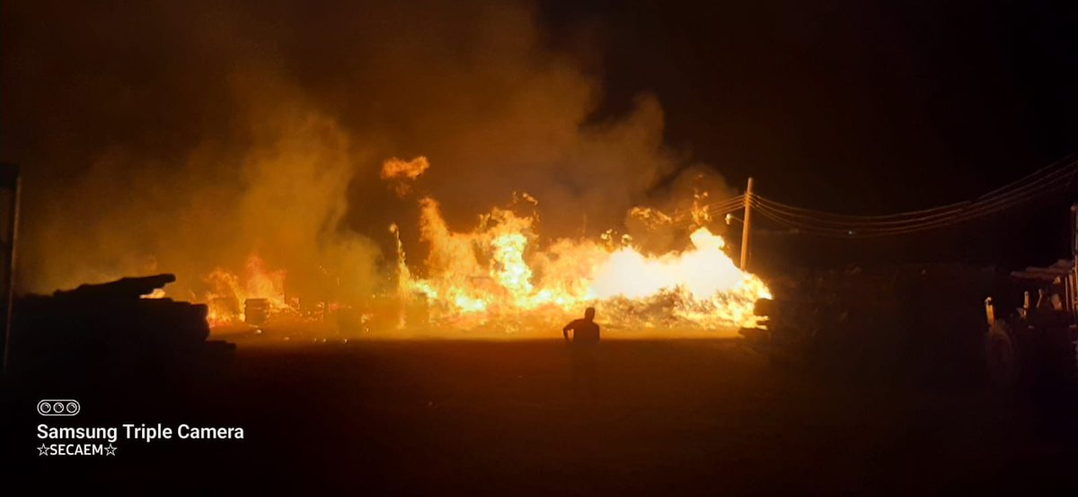 RosyGaucin's tweet image. #MientrasDormías 

Se registra incendio en poblado Tapias en Durango 

RG Noticias 📻 

La Dirección Municipal de Protección Civil, informó que en ampliación 15 de Mayo, mejor conocida como Tapias, se registró un incendio en un aserradero la noche del martes

#DMPC #BuenosDias