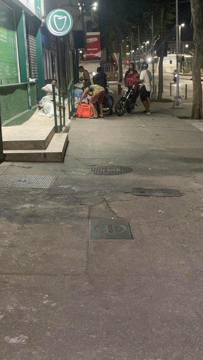 milionarios_b's tweet photo. Ontem com minha equipe, rodei as ruas na madruga 
Ontem 60 pessoal não dormiram com fome 
Ontem Deus me permitiu fazer algo que tinha vontade a anos porém nunca tive condições, hoje a minha hamburgueria, tudo pelo qual mais luto pra dar certo, deu, EU CONSEGUI 
OBRIGADO DEUS https://t.co/SXGhiX3NUP