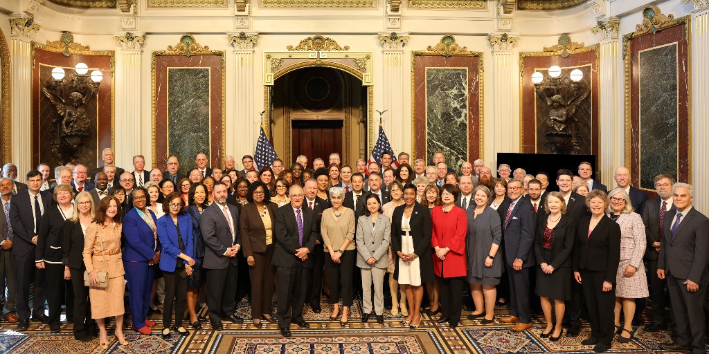 Last week, OPM partnered with @OMBPress to host a ceremony celebrating the 2022 and 2023 Presidential Rank Awards winners. PRAs are granted to senior career employees with a sustained record of exceptional achievement. Full list of PRA winners ⬇️ opm.gov/policy-data-ov…