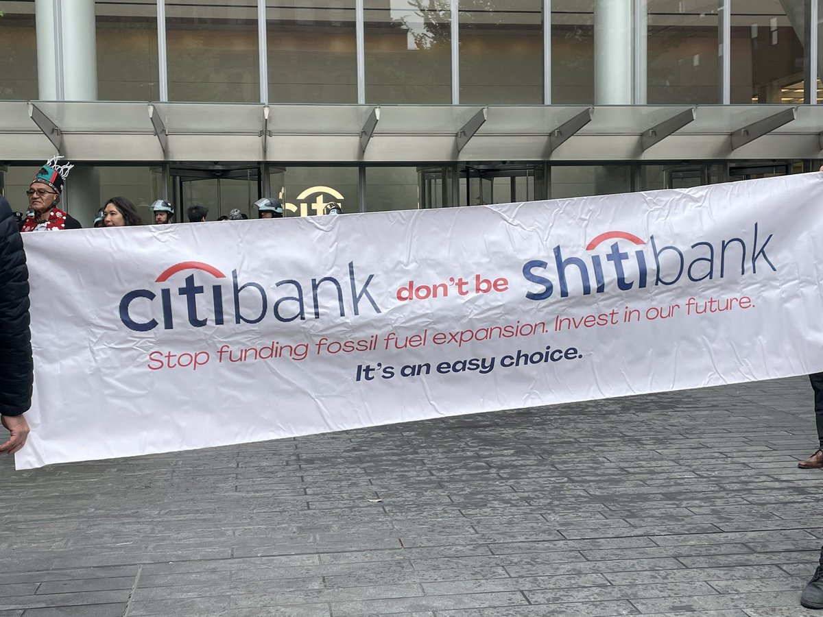 This banner pretty much sums it up. @Citi has a choice in front of them: Continue to be one of the world's largest fossil fuel financiers, or be on the side of the people and our climate. 

What's it going to be? 💩or 🫂?

#PeopleVsCiti #citidropfossilfuels