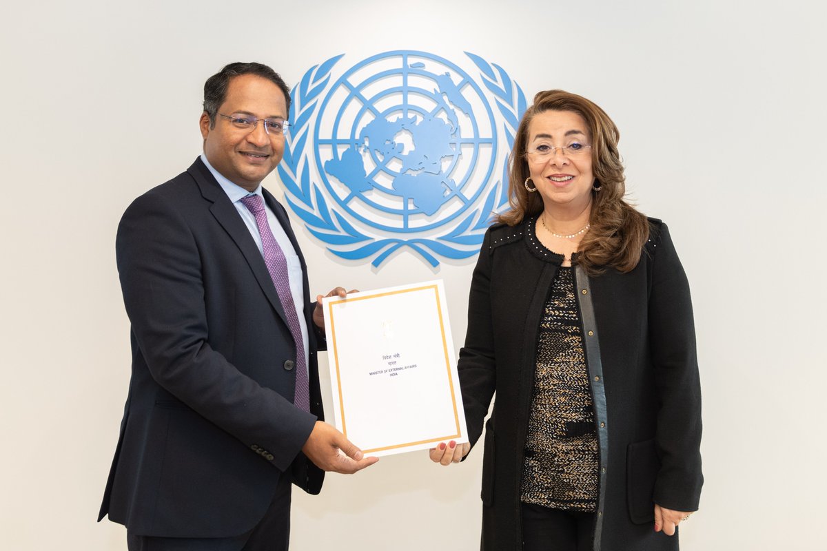 Welcome to the new Permanent Representative of #India, Shambhu S. Kumaran, who presented his credentials today to the Director-General of #UNVienna @GhadaFathiWaly - more ➡ unis.unvienna.org/unis/en/pressr… @shambhukumaran