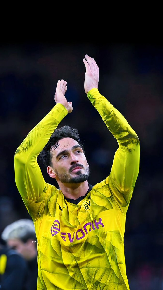 The best center backs of the last decade:
- Sergio Ramos (finished)
- Giorgio Chiellini (retired)
- Thiago Silva (finished)
- Gerard Piqué (retired)
- Vincent Kompany (retired)

And then there is Mats Hummels, still being world-class at 35 and the best defender this season