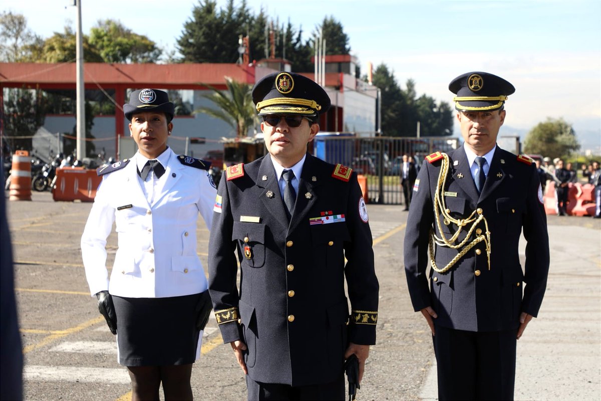 👨‍🚒 #Ahora | Nuestro Comandante @ECardenasVarela participa en la Ceremonia Castrense por los 11 años de vida institucional de la @AMT_Quito. #BomberosQuito #QuitoRenace