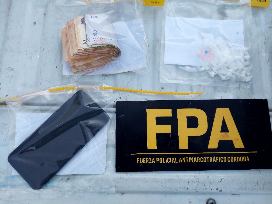 FPAcba's tweet photo. 📍#Córdoba| 🧑🏽‍✈️#ControlDePersona | Tras el control de dos sujetos mayores de edad, en calle Carmelo Ibarra y Popayan de B° Villa el Libertador, @PoliciaCbaOf secuestró varias dosis de cocaína y dinero. Una brigada de la #FPA 🦅 prestó colaboración. https://t.co/FWCfGq1dj4