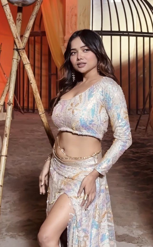#ManishaRani stuns in her latest music video with a fresh new look! She's radiating beauty like never before. 😍✨