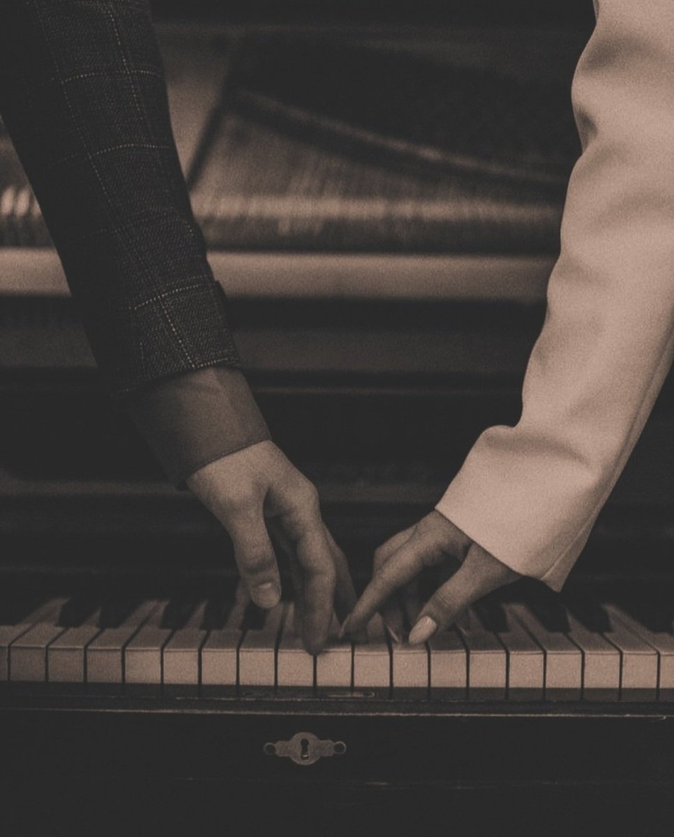 ... la música siempre esconde alguna historia, a veces una que ni siquiera recordabas, otras veces algo que no te gusta recordar, pero siempre está ahí la magia, puedes elegir lo que quieres volver a vivir.. ✨️