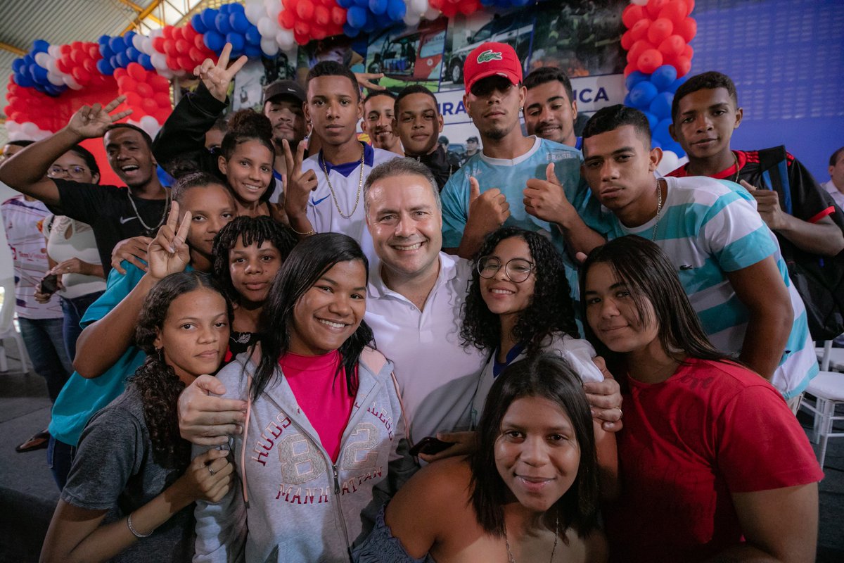 Alagoas foi o estado brasileiro que + reduziu a pobreza extrema no país! Essa conquista é fruto de programas como Cria, Cartão Escola 10 e Vem Que Dá Tempo, além do maior ciclo de investimentos públicos no estado, foram 10 bilhões em 8 anos. Isso é mais avanço para o nosso povo!