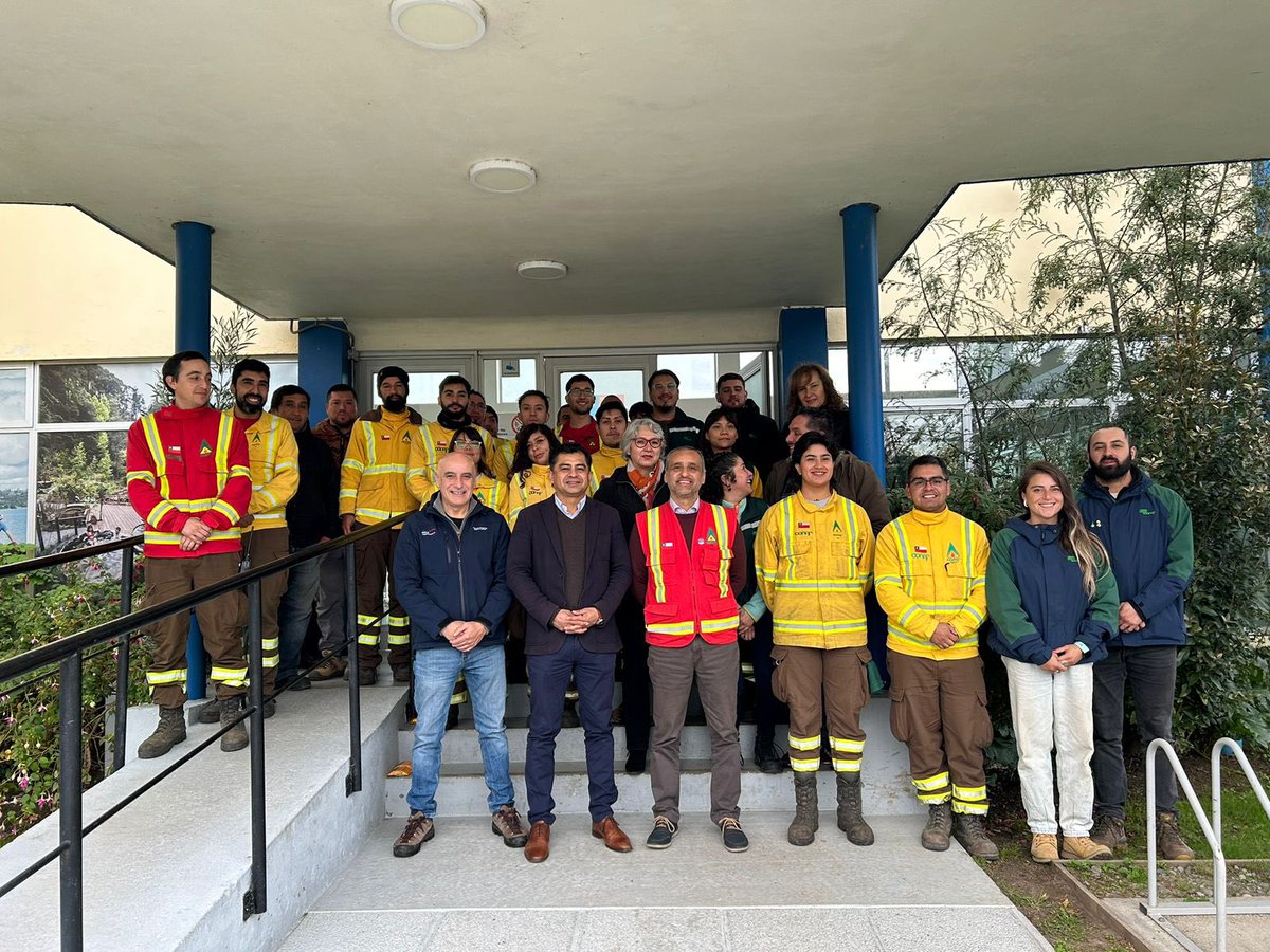 VALDIVIA | Está mañana, el Delegado @jorgealvialp, acompañado del Seremi @Minagri_LosRios Jorge Sánchez y el director regional #CONAF Arnoldo Shibar, compartieron con brigadistas y reconocieron su labor y compromiso durante la temporada de máxima ocurrencia de incendios 2023-2024