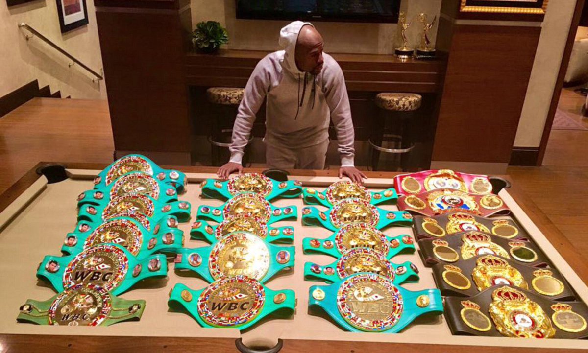 Floyd Mayweather posant avec toutes les ceintures de champion qu’il a remporté.

Goat selon vous ? 🐐