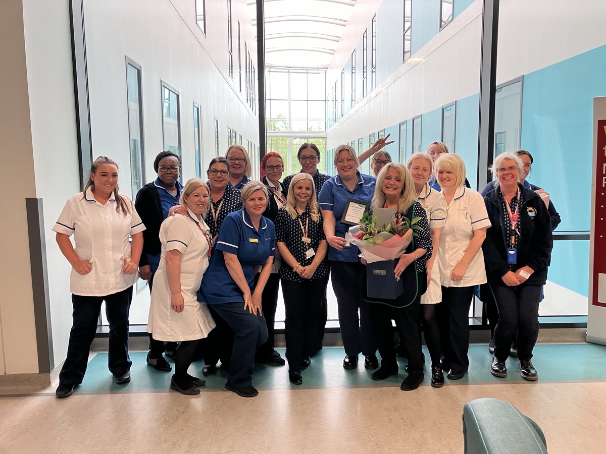 The entire clinic 3 team were there to congratulate volunteer Sandra as she received her 10 year long service award. Sandra is retiring today and was delighted to receive a bouquet of flowers from her lovely colleagues 🎖️💐@SFHFT @kcrutchleypreop @AnneKabia @trevorhammond10