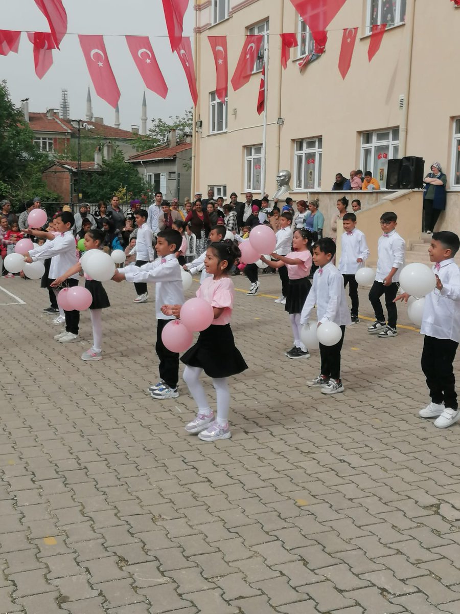 Fevzipasaedirne's tweet photo. 23 Nisan Ulusal Egemenlik ve Çocuk Bayramımız kutlu olsun 🇹🇷 
@edirne_valiligi @Edirne_MEM @Dr_Onderarpaci https://t.co/ATxKFu7ceW