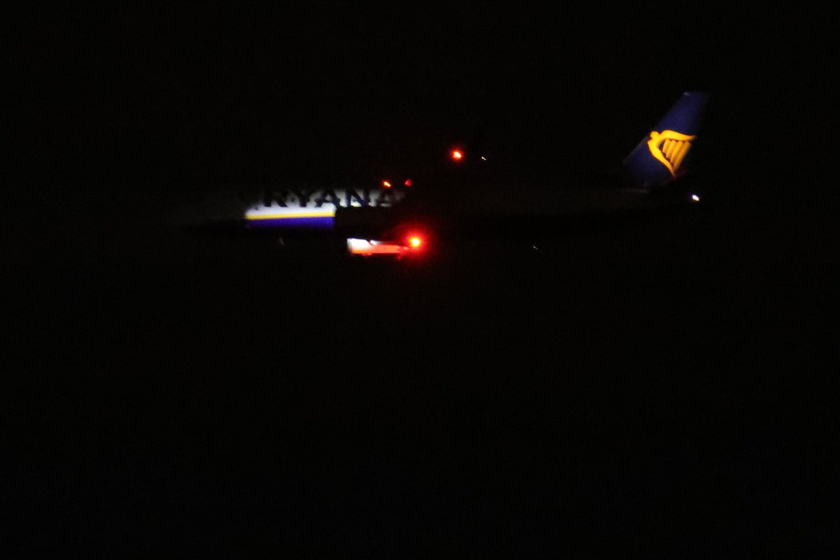 Some night shots of planes landing at Edinburgh airport last night from Bathgate

@Ryanair 

#Photography #Canon #CanonUK #Scotland #Edinburgh #Canonphotography #Aviation #Aviationphotography