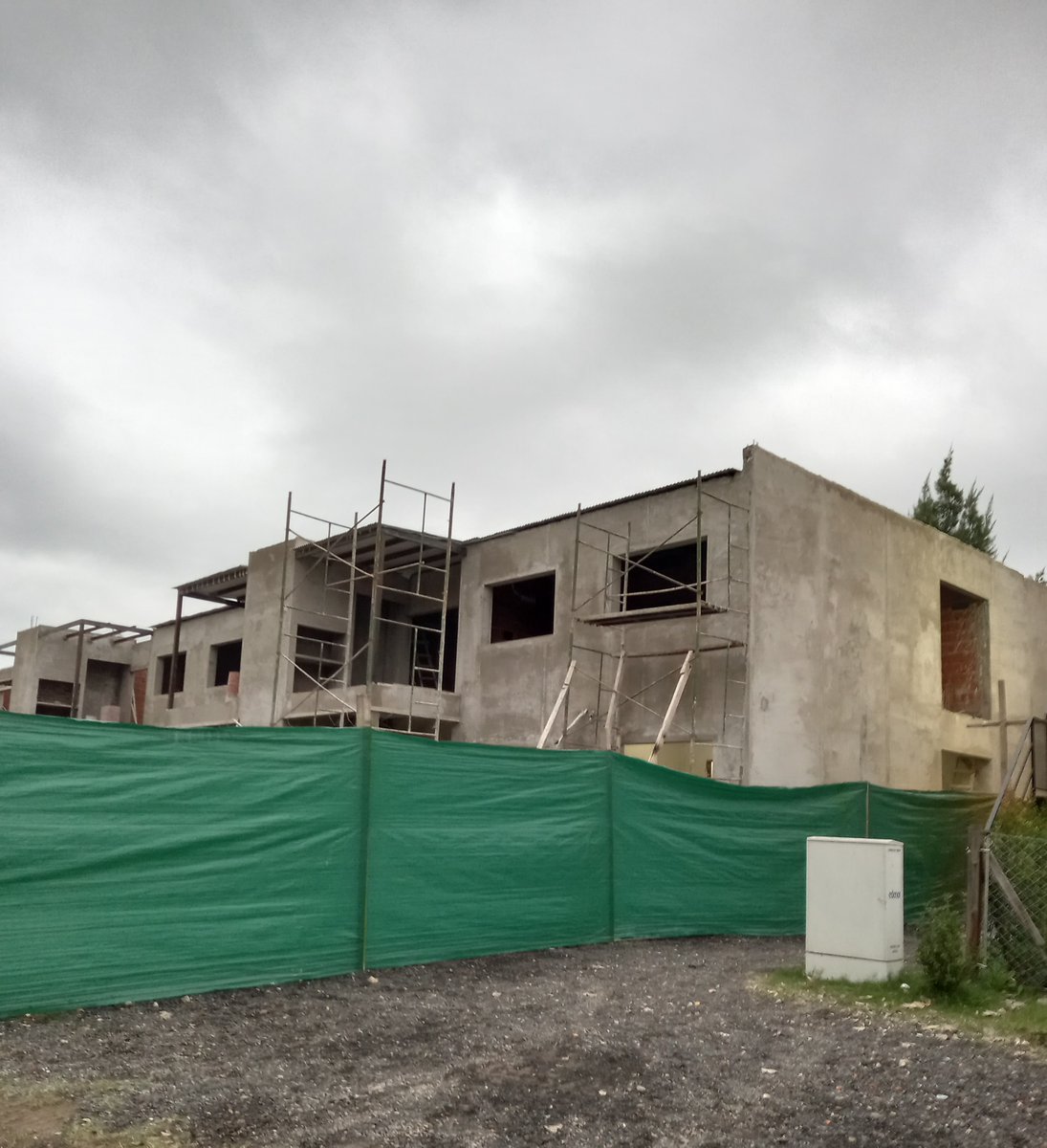 En el <a href="/MunicipioPilar/">Municipalidad Pilar</a> que gobierna <a href="/FedericoAchaval/">Federico Achával</a> se caza en el zoológico 🦊: mientras a la mayoría de los emprendimientos se les exige todo y más 👮‍♂️, hay algunos "privilegiados" 😎que ni siquiera se molestan en poner el cartel de obra. Ni hablar de tener plano aprobado.