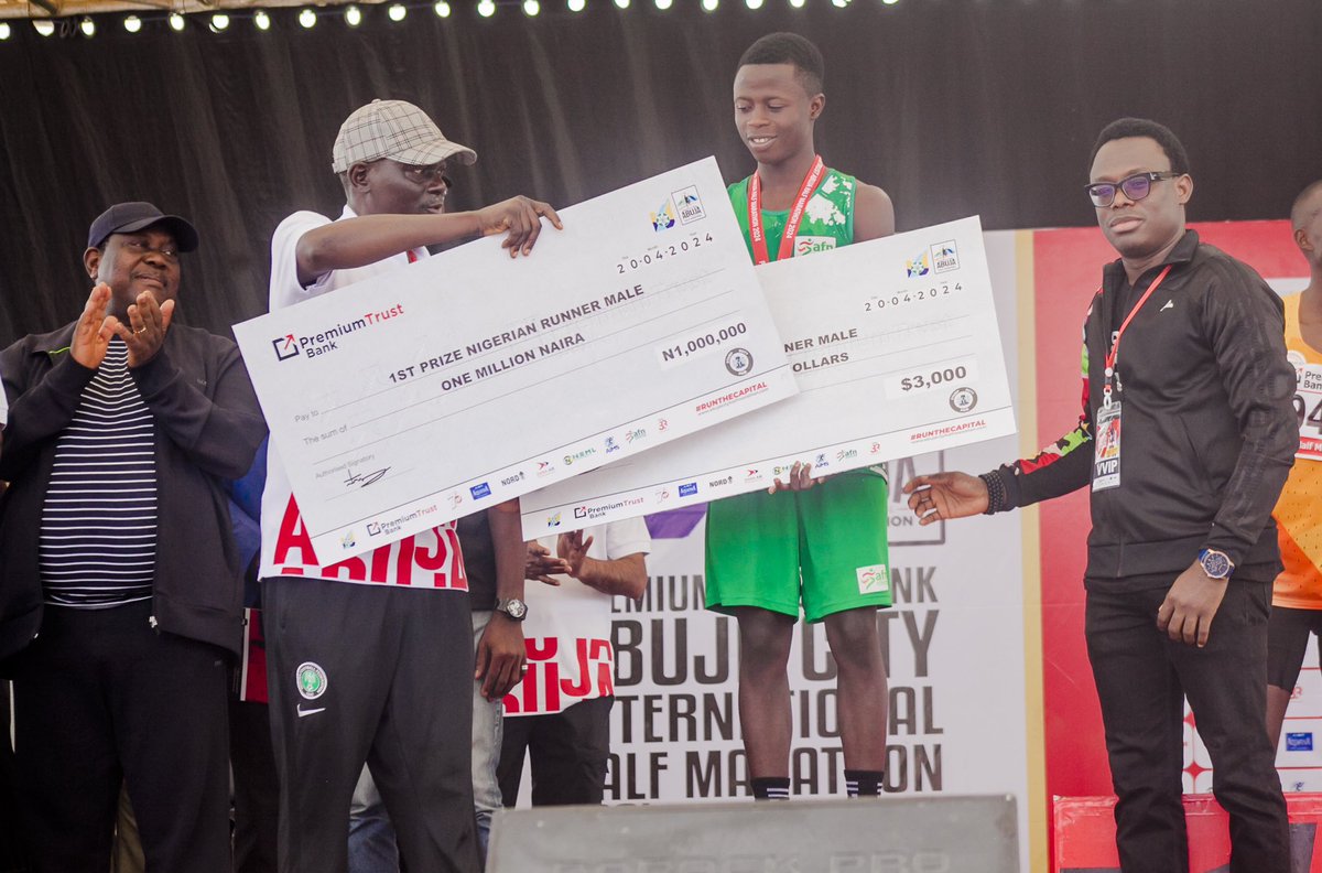 Meet the man with the double cheque, Francis James. 💯💪🏻 
The first 🇳🇬 and second runner across the line. You have made us all proud! 🎉🥳

#RunTheCapital #BoldSteps