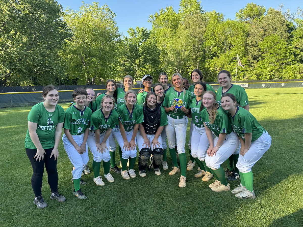 Our #PridePlayeroftheGame for yesterday was Kayla Wozniak (in true senior night fashion)! She pitched the lights out and had a walk off double for the W! Go Woz! 

Might be the last time she gets to #popthechain 🥲💙💚
