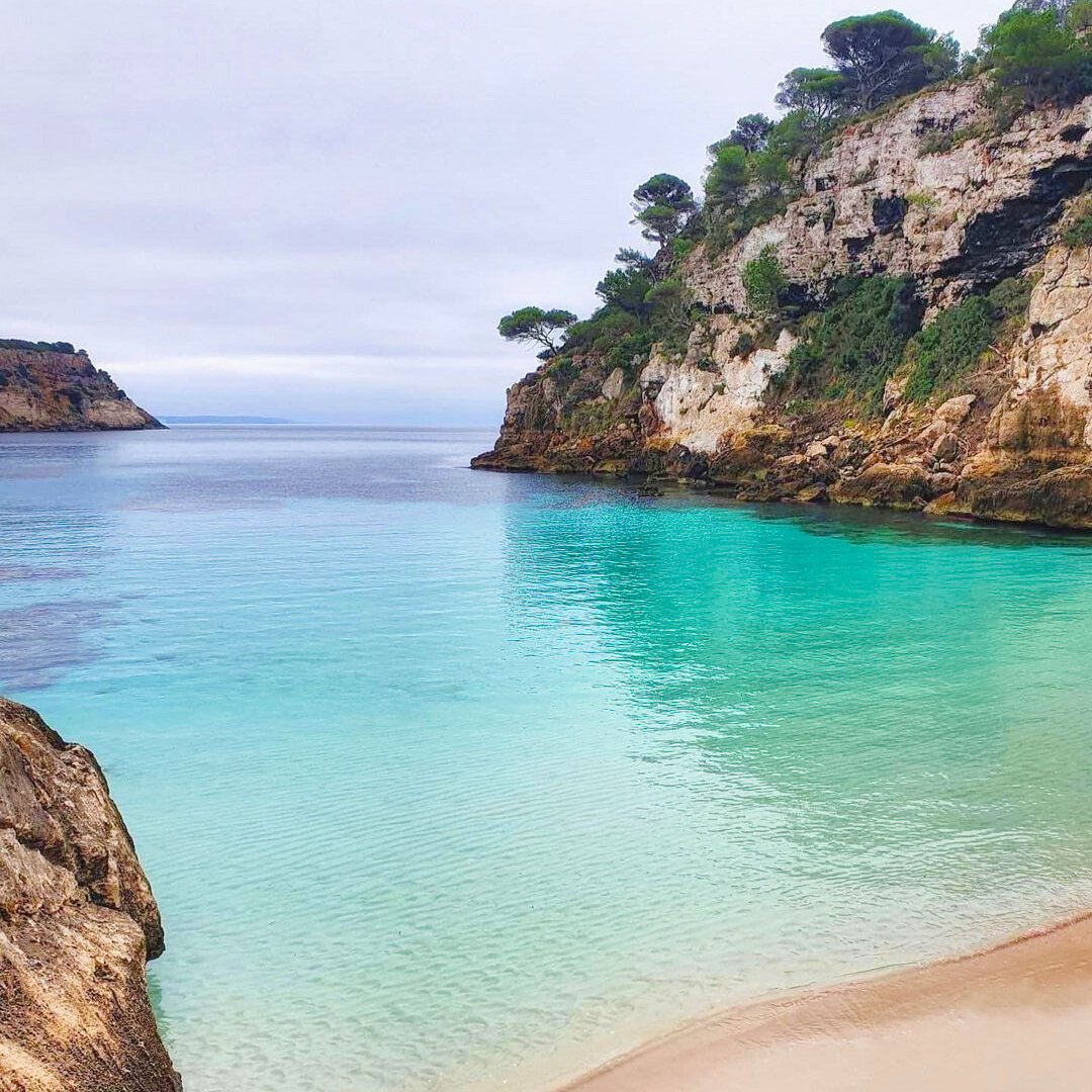 La deslumbrante belleza natural del entorno, tenemos la suerte de estar en una isla repleta de playas y calas donde las aguas cristalinas se funden con los impresionantes paisajes 🤩🥰
 
 Nos vemos en Nuramar Resort 🤗

𝓲. Info ↴
 ・+34 660 425 059
 ・reservation@nuramar.com
