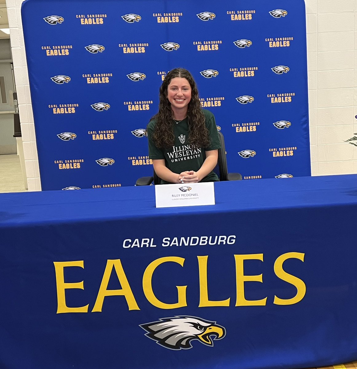 SandburgSftball's tweet photo. Today, we get to celebrate 3 outstanding student athletes and their families who have chosen to continue their softball careers in college!
Riley McDoniel @IWUSoftball 
Zoe Jeanes @CornellRamsSB 
Angelina Diaz @RU_LakerSB 
@EaglesAthletics https://t.co/ttAu5sK6lh
