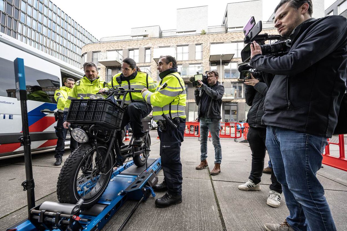 'Volgens CBS-cijfers kwamen dat jaar 291 fietsers in het verkeer om het leven. Er volgde al snel een roep om meer handhaving. Met de rollentestbank kan nu makkelijker en meer worden gehandhaafd, wat de pakkans vergroot.' Lees meer 👇 bit.ly/3xNNlKa