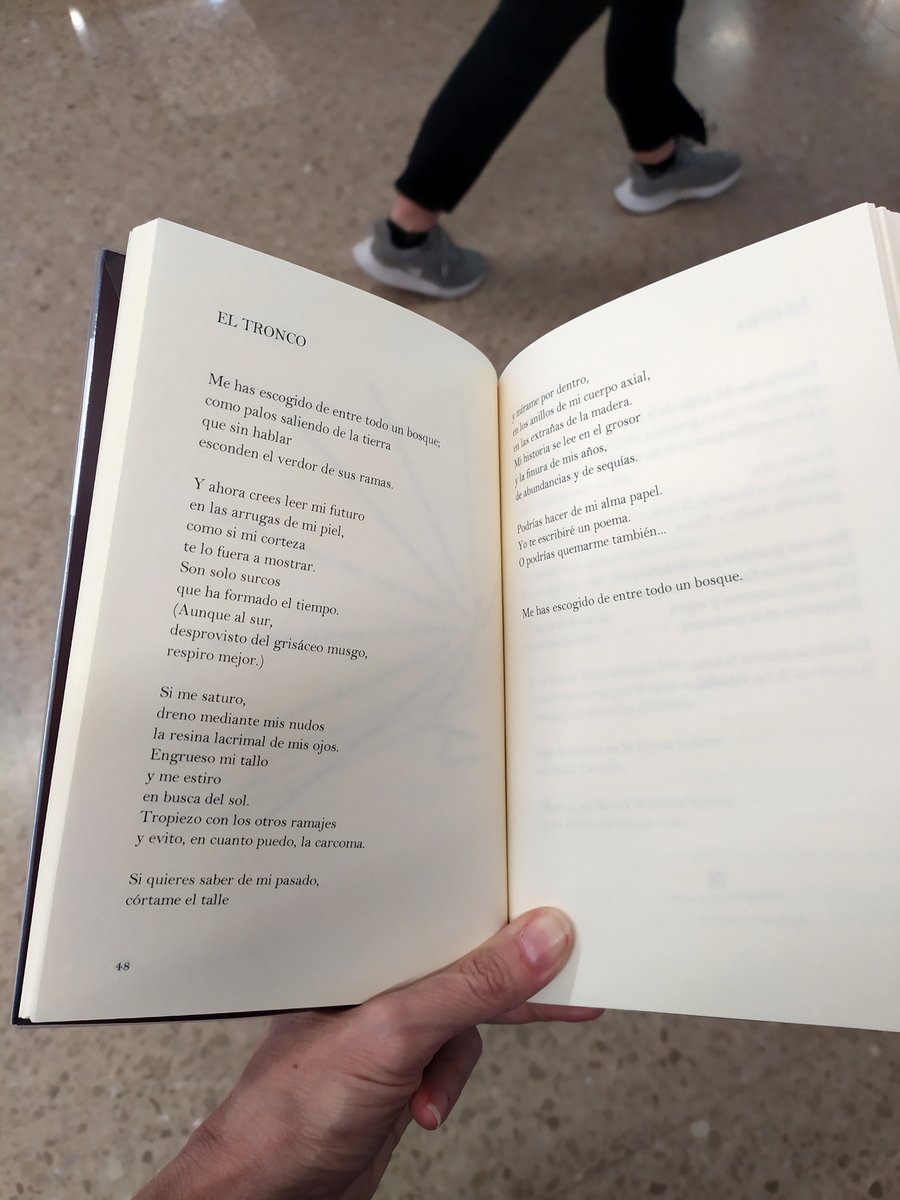 📚#BCTrecomana: 'Poesía de las cosas cotidianas' del físic i investigador de l'@icmabCSIC Daniel Martín Jiménez (@DMartinJimen), on els objectes de la vida diària s'omplen d'emocions humanes i científiques. 🔗bibcercador.uab.cat/permalink/34CS… #ciènciaxllegirBCT #CiènciaiPoesia