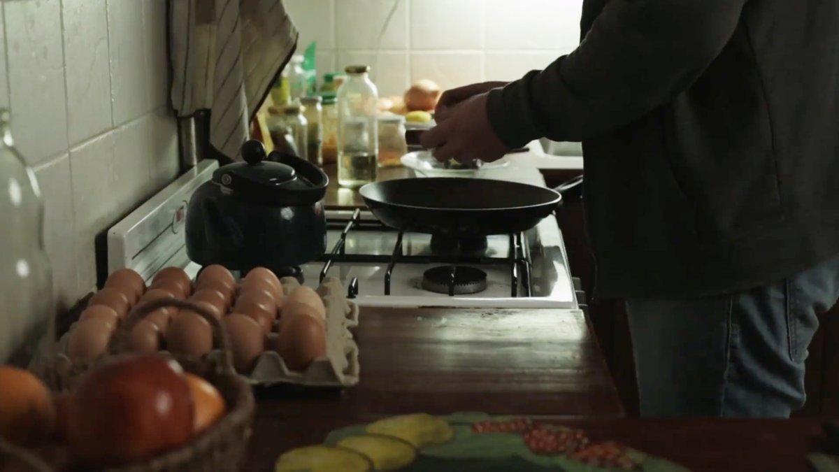 vvs00's tweet photo. Me gusta cuando cocinan en las películas. Son pequeños momentos donde la historia respira y los personajes se relajan. Además hay algo de placer visual donde conviven la estética y el sabor (imaginado). https://t.co/yROBtSjiE1