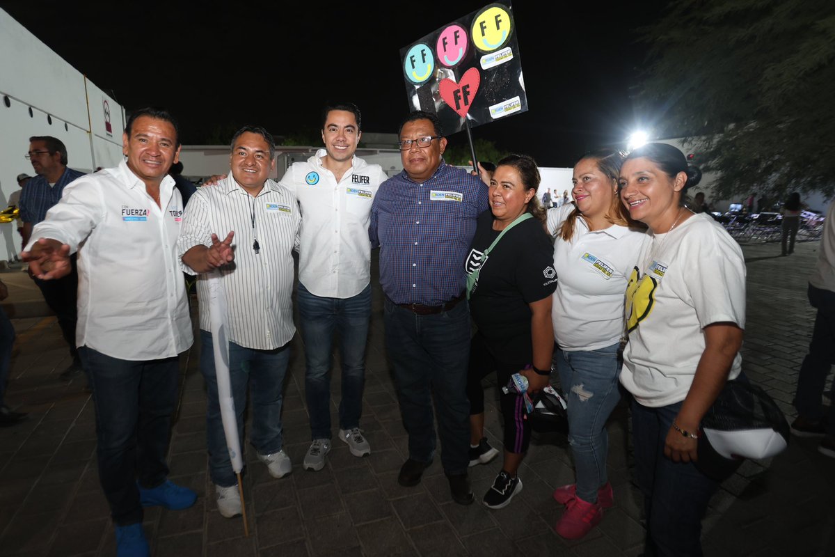 FeliFerMacias's tweet photo. Mi compromiso es dignificar la calidad de vida de las y los queretanos. Vamos por rehabilitación del drenaje, parques, alumbrado, iluminación y los servicios públicos que se necesiten.

¡Gracias Ciudad del Sol! Juntos por un Querétaro con #OrdenYRumbo https://t.co/a5JDZdS8bl