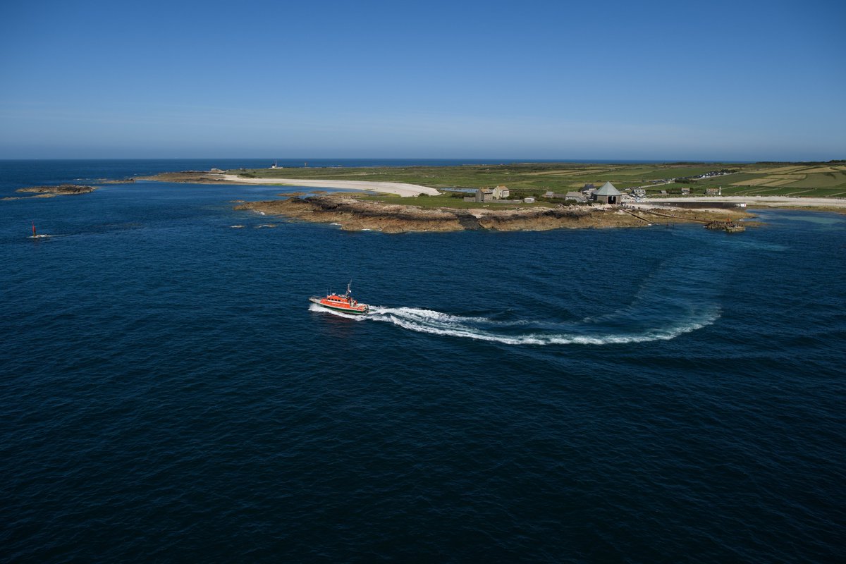 Photo du #weekend 📸 Prenons de la hauteur avec cette magnifique photo du canot des #SauveteursenMer #SNSM Goury La Hague quittant son abris 🌊 snsm.org Photo tirée du reportage de l'émission 'Des Racines et des Ailes' 📸 Antoine Soubigou