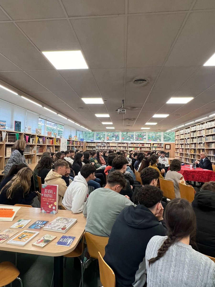 🎓📈 En el marc de l’Aula Oberta Carme Serrallonga, l’alumnat de batxillerat ha pogut aprendre d’un gran mestre en economia, el Dr. Anton Costas, catedràtic a la UB i President del Consejo Económico y Social de l’Estat espanyol. #aulaoberta #economia #batxillerat