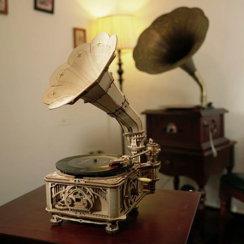 I was planning to add this gramophone on my desk but I remember that creepy moment when I was in Davao City at the Victoria Plaza (now, it was owned by NCCC) at the 3rd floor where decorations and garments are located.

It was near closing time when I got there just to buy some…