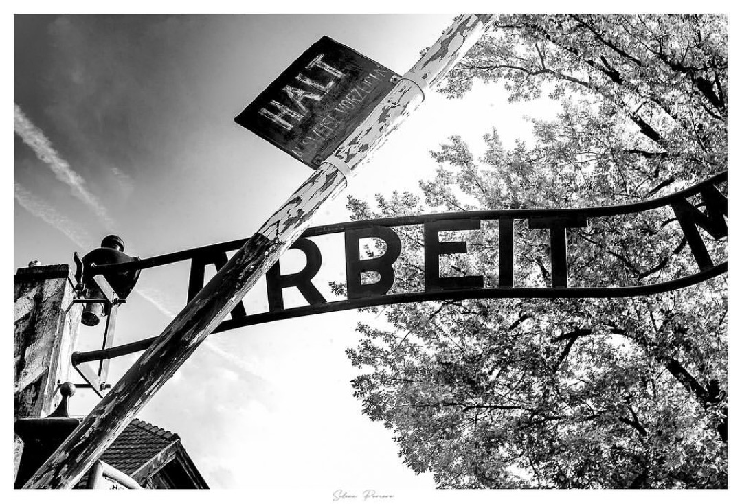 'Arbeit macht frei' - work makes one free, was a cynical welcome at the Auschwitz I camp. SS guards often told prisoners of #Auschwitz that the only way out from the camp was through the chimney of the crematorium. Watch a video about the history of this sign at Auschwitz:…