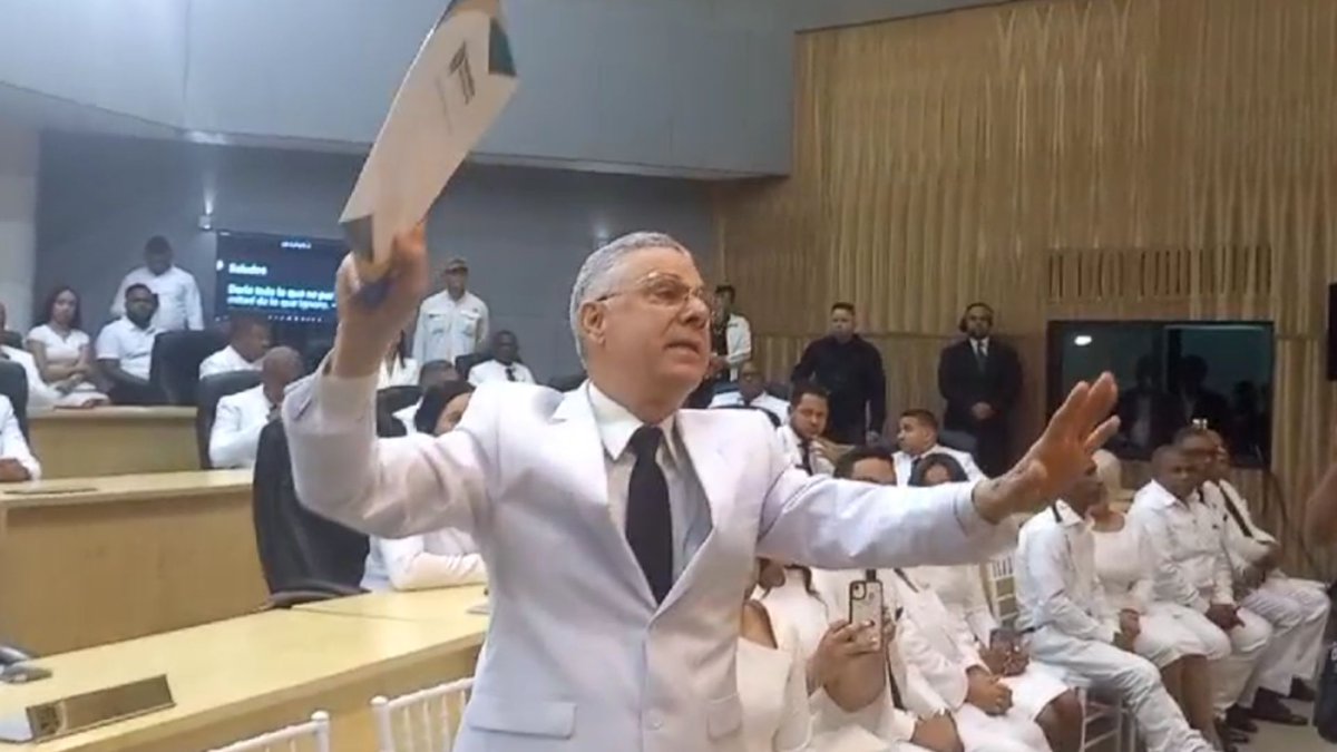 remolacha's tweet photo. “El desorden puede empezar ahorita, pero tienen que esperar que yo me vaya”: el alcalde saliente Manuel Jiménez se riega y se va (video) https://t.co/k6IWmQSQez #remolachanet https://t.co/g867A0o1pM