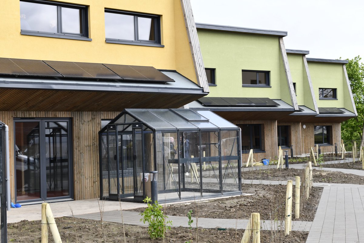 Quelle émotion d'accueillir les premiers locataires des Maisons Design Pour Tous, imaginées par matali crasset, à quelques kilomètres des Pavillons Métropole que Jean Prouvé nous avait offerts à Tourcoing en 1952. 
 
Rapide à produire et à installer, sobre en énergie, depuis plus