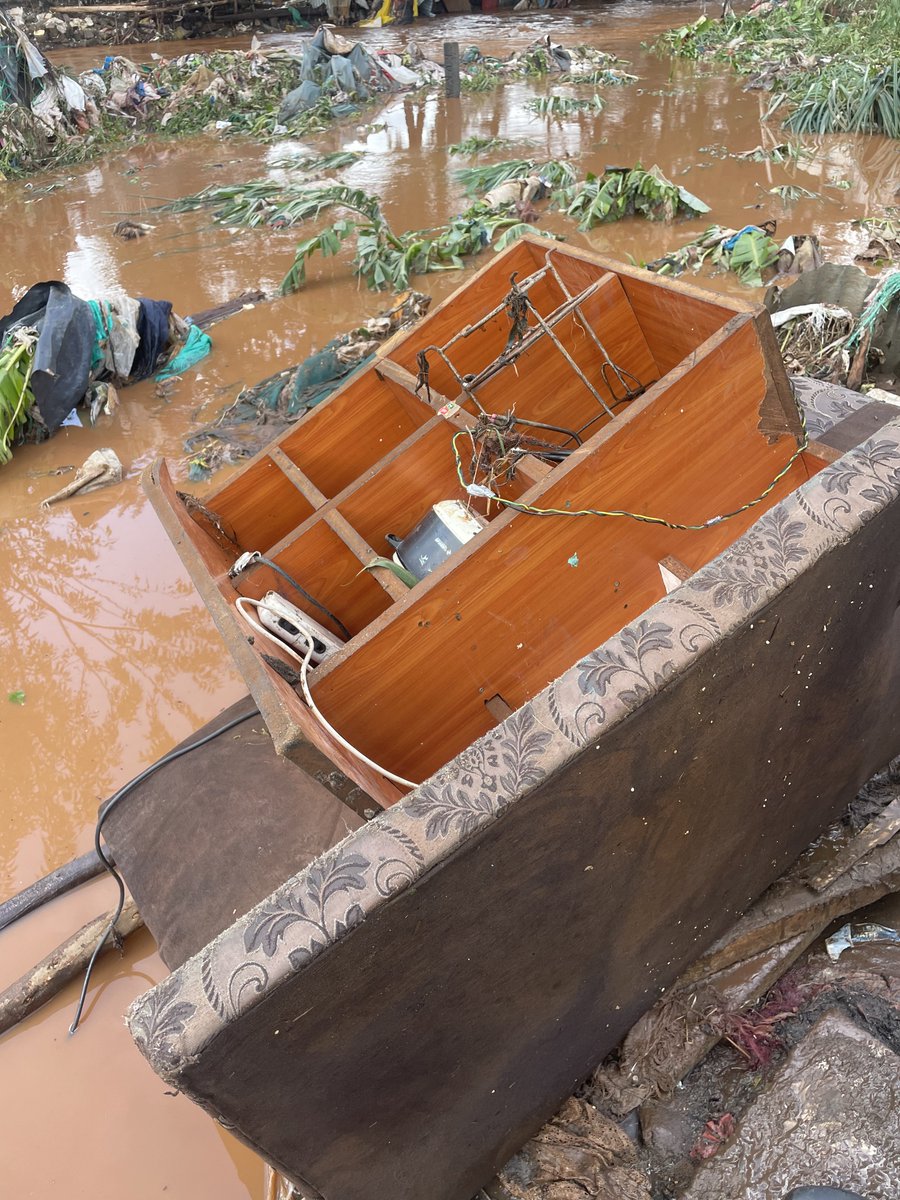 Hello guys. I’m coming to y’all again for help. The residents of Mathare have been rendered homeless by the heavy downpour yesterday. I found a father crying, standing on his shuttered house. The rain swept away his house and belongings and hundreds of families as well have