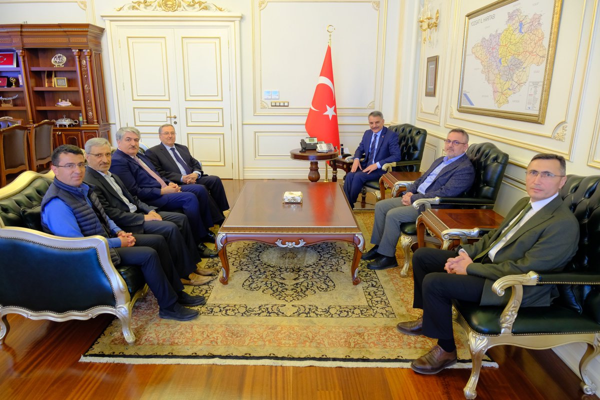 Anadolu Eğitim, Kültür ve Bilim Vakfı Yönetim Kurulu Başkanı Av. Hayrullah Başer, Prof. Dr. Hilmi Demir, Prof. Dr. Özcan Güngör, Prof. Dr. Talip Özdeş ve beraberindeki heyet Valimiz Mehmet Ali Özkan'ı ziyaret etti. 

Ziyaretten duyduğu memnuniyeti dile getiren Valimiz Özkan,