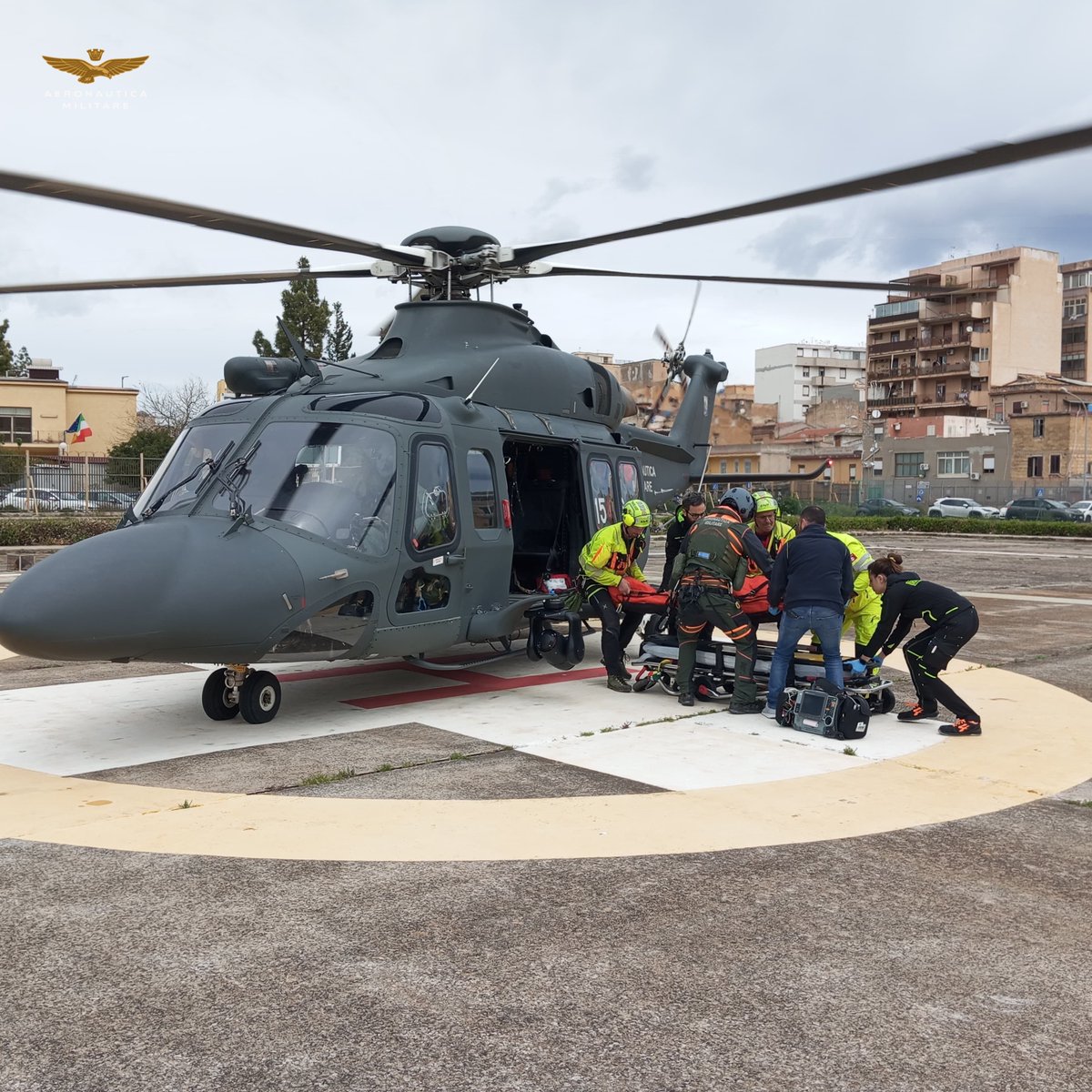 #Oggi un equipaggio dell'82° Centro SAR dell'#AeronauticaMilitare a bordo di un elicottero HH-139, ha effettuato, in collaborazione con il
@cnsas_official, il recupero di un uomo infortunato nella Riserva dello Zingaro (TP), trasportandolo all'Ospedale Civico di Palermo.